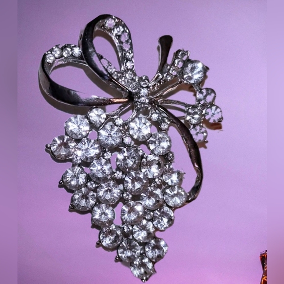 Cluster of Grapes Brooch - Picture 5 of 11